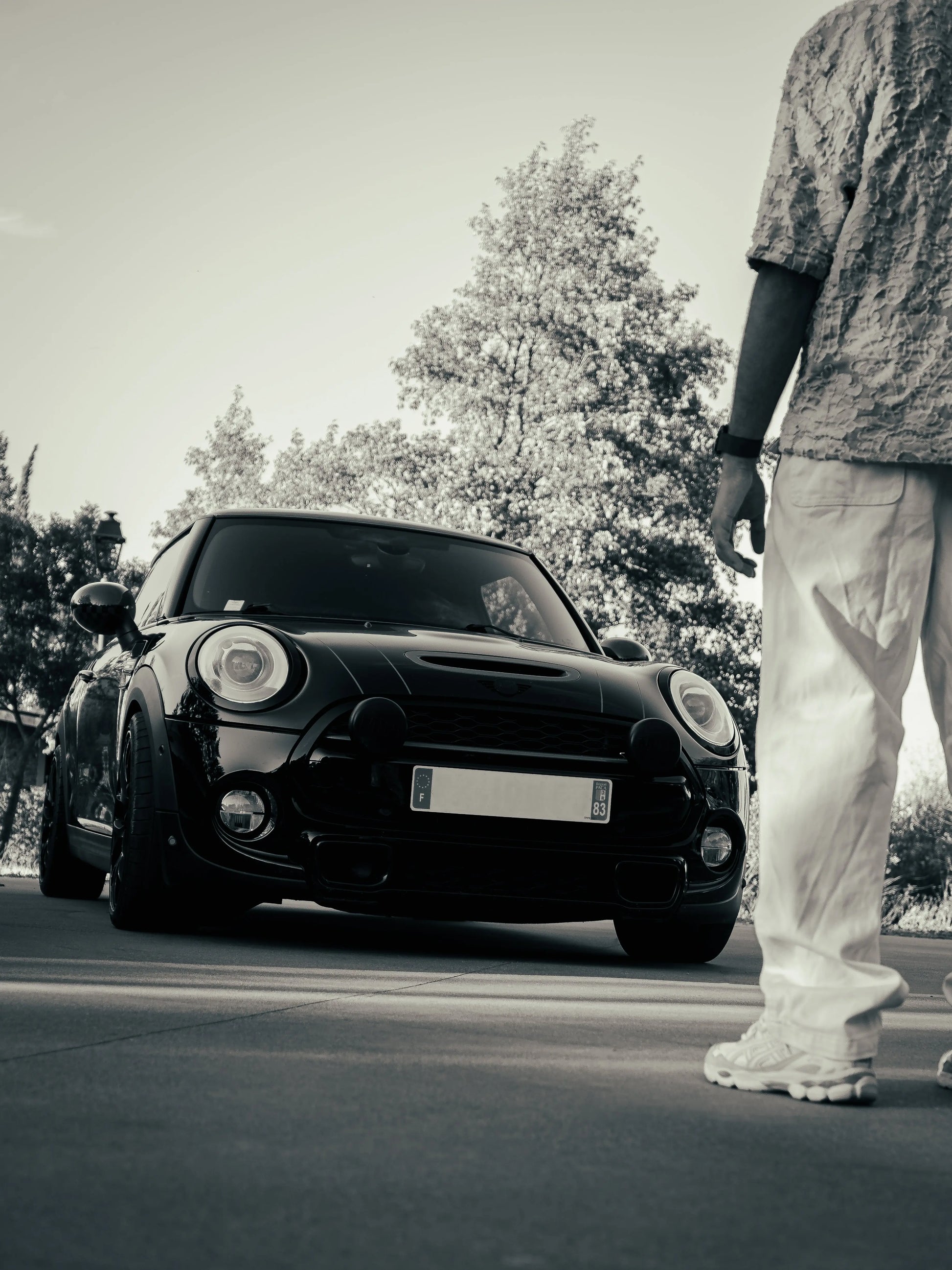 Photo automobile en mode portrait avec un de mes presets Lightroom noir et blanc.