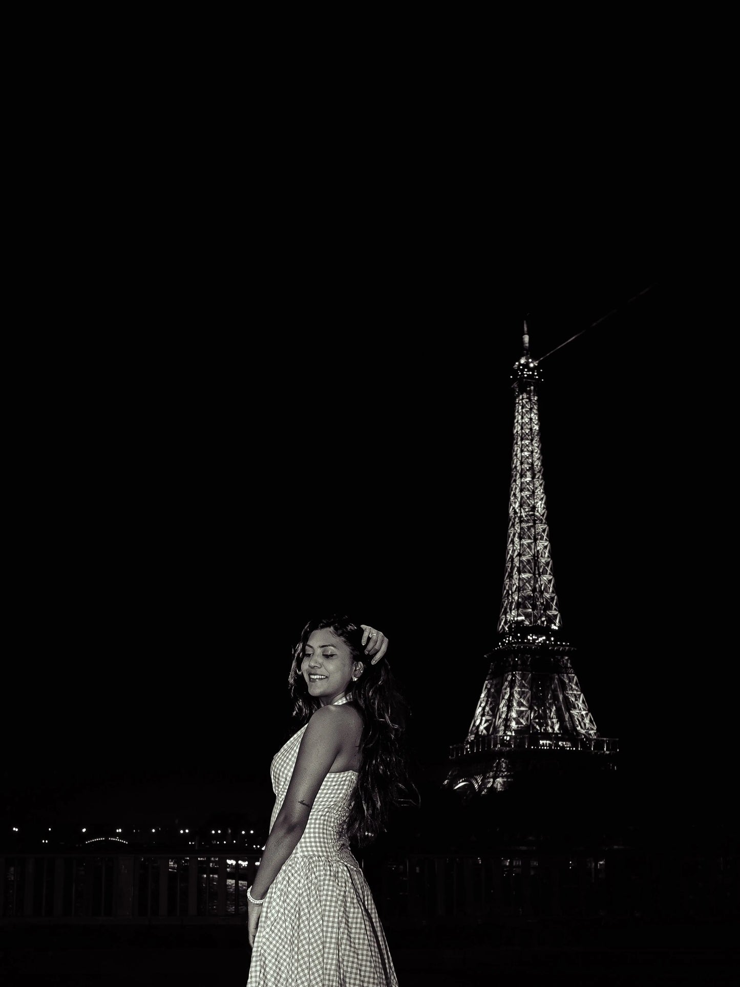 Photo en mode portrait a paris la nuit avec un de mes presets Lightroom.