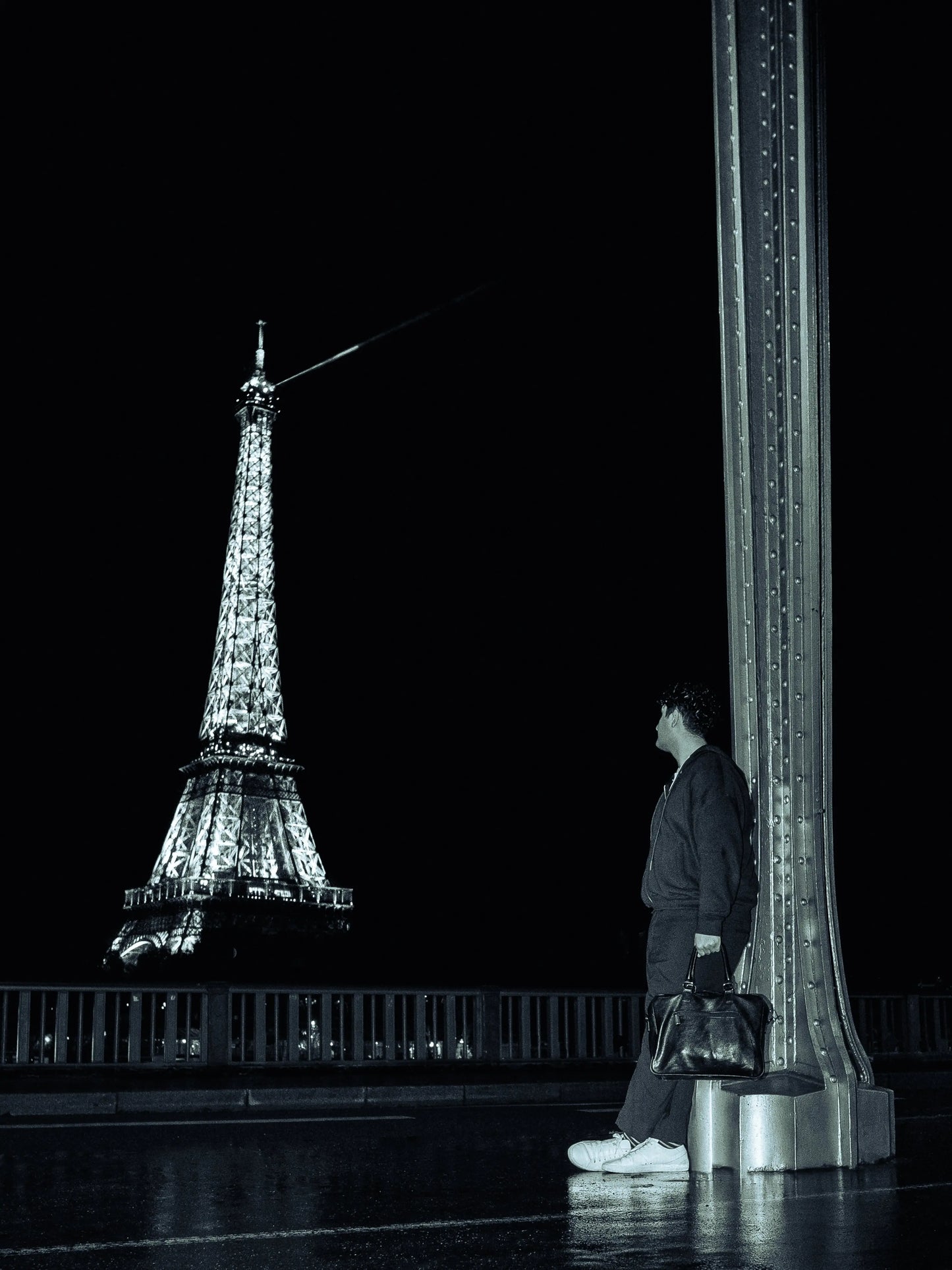 Photo a Paris la nuit avec un de mes presets Lightroom noir blanc.