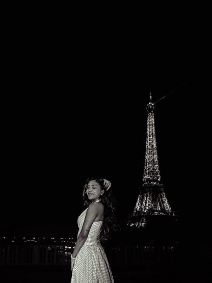 Photo en mode portrait a paris la nuit avec un de mes presets Lightroom.