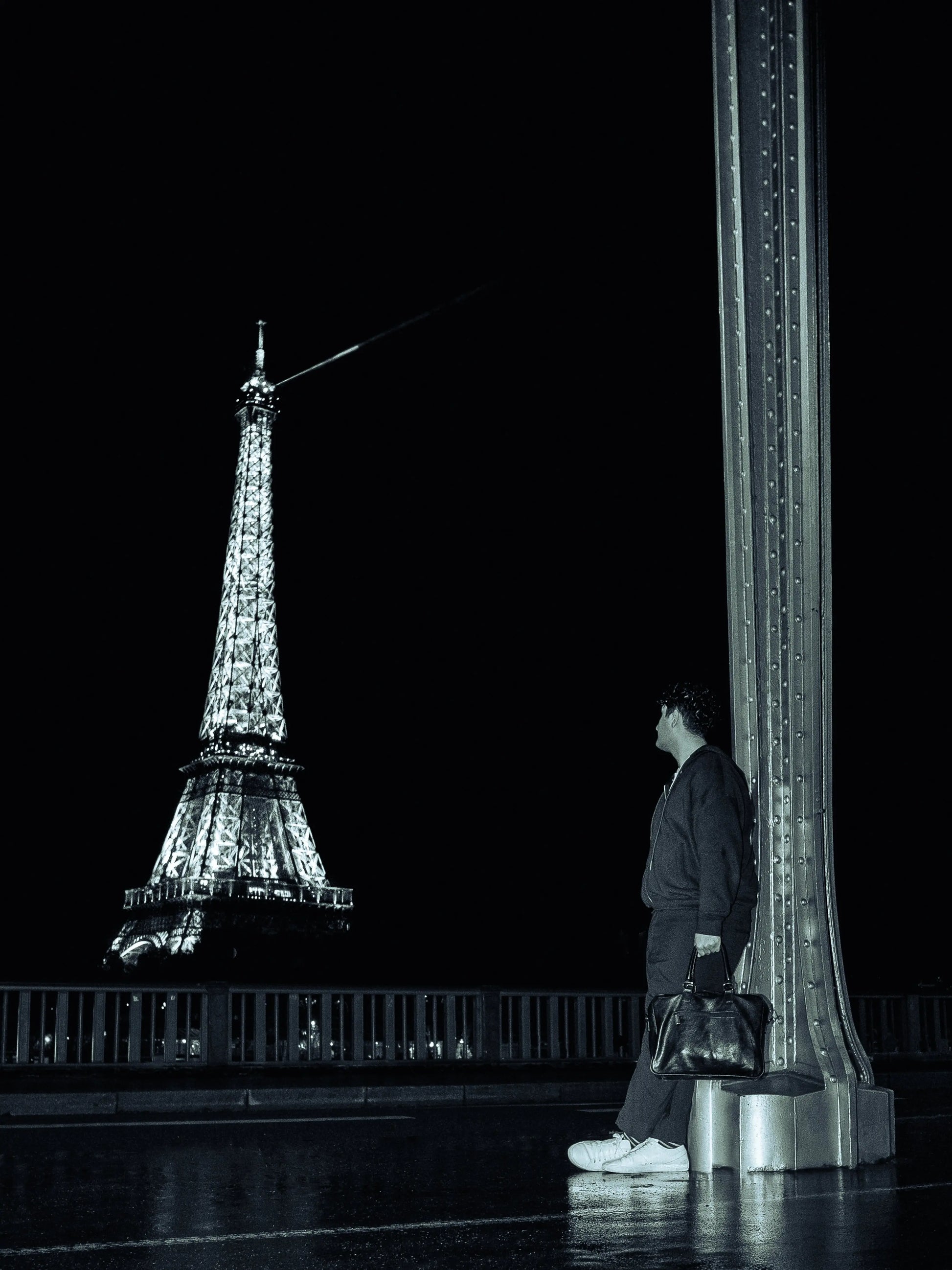 Photo a Paris la nuit avec un de mes presets Lightroom noir blanc.